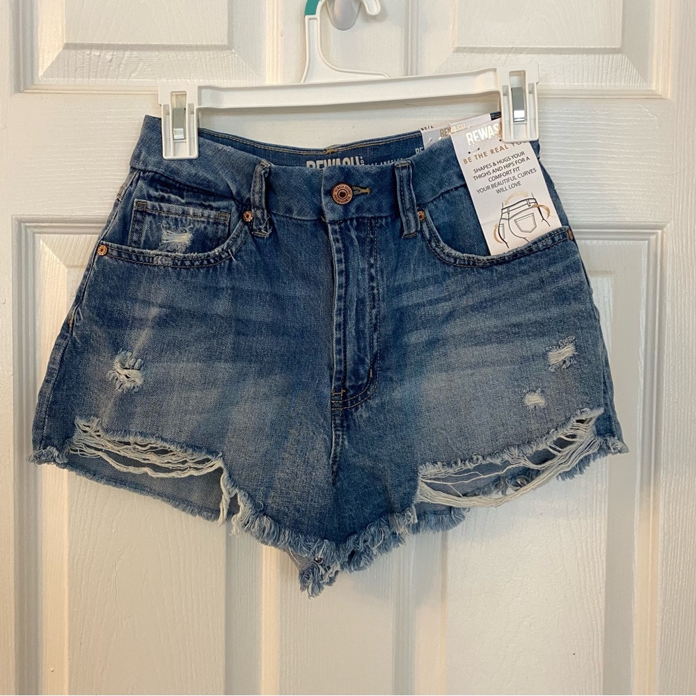 (NWT) Women’s distressed high rise jean shorts